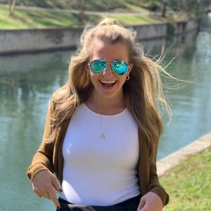 Meet your Posher, Alyssa